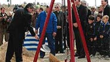 <b>ANTE EL FUTURO</B>. Primera piedra del estadio de Cornellá.