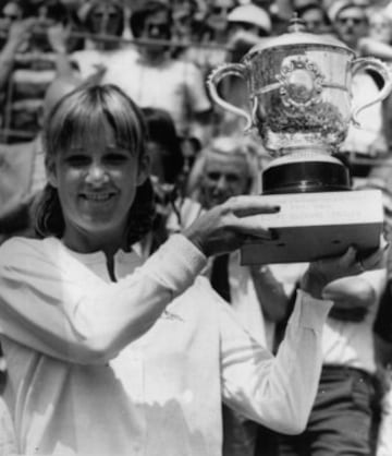 Chris Evert con el trofeo que ganó 7 veces; En 1974, 1975, 1979, 1980, 1983, 1985 y 1986.