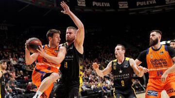 GRAFCVA920. VALENCIA, 29/12/2019.- El base del Valencia Basket, Sam van Rossom, trata de vencer la oposición del pívot del Iberostar Tenerife, Georgios Bogris, durante el partido de Liga que les enfrenta esta tarde en el pabellón Fuente San Luis. EFE/Kai Försterling