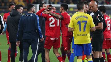 Juan Iglesias se duele tras la trifulca.