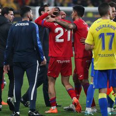 Lío final en Cádiz: gol en el 106′ e Iza expulsado por agresión