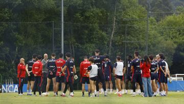 Fernando Soriano, hablando con la plantilla del Depor en Abegondo.