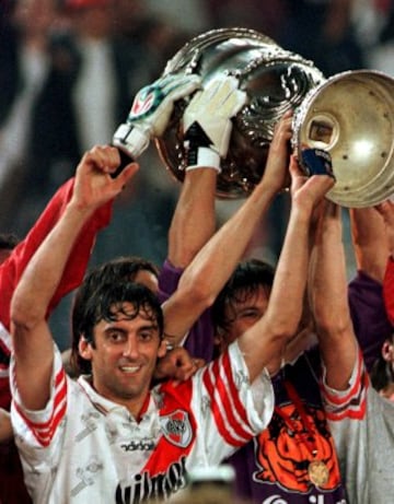Con River Plate ganó cuatro ligas. En la imagen, levantando la de 1997.