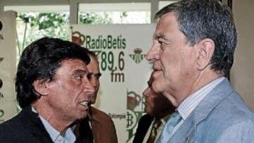 <b>UN AÑO MÁS. </b>Chaparro y León, en la presentación de los dos nuevos medios del Betis.