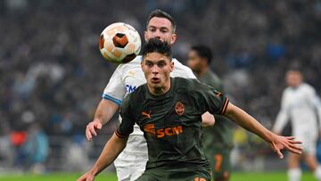 Shakhtar Donetsk's Ukrainian midfielder #10 Heorhiy Sudakov fights for the ball with Marseille's French midfielder #27 Jordan Veretout (L) during the UEFA Europa League knockout round play-off second leg football match between Olympique de Marseille and Shakhtar Donetsk at the Velodrome Stadium in Marseille, southern France, on February 22, 2024. (Photo by NICOLAS TUCAT / AFP)