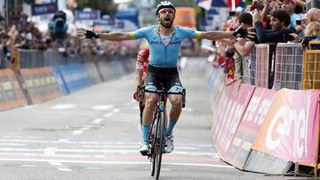 Dario Cataldo celebra su victoria en la 15ª etapa del Giro de Italia 2019 con llegada a Como.