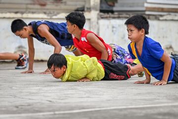 Un grupo de chicos durante sus entrenamientos matutinos.