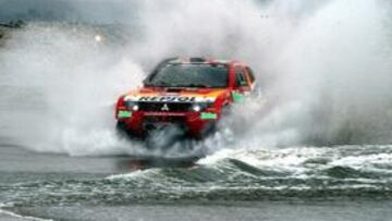 <b>EN SURAMÉRICA. </b>Alphand cruza un río en el último Dakar.