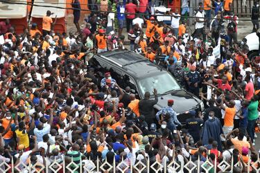 Cientos de personas aguardaron durante varias horas para recibir al exjugador Didier Drogba en la sede de la Federación de Fútbol de Costa de Marfil, situada en el barrio de Treichville (Abidjan). Drogba, acompañado por su padre, acudió para presentar su candidatura a la presidencia. Es una pena que esta gente no vote, dijo su progenitor.