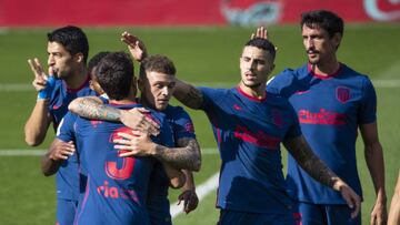 Los jugadores del Atlético celebran el gol de Luis Suárez.