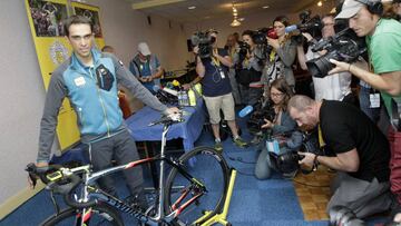 Alberto Contador posa con la bicicleta con la que disputar&aacute; el Tour de Francia 2016.