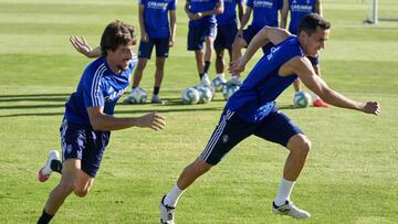 Juli&aacute;n Delm&aacute;s, en el entrenamiento de esta tarde, corre junto a Linares.