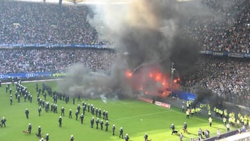 Hinchas del Hamburgo llenan el &aacute;rea de su equipo con bengalas.