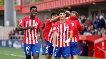 Los jugadores de Fernando Torres celebran un gol