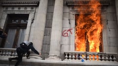 AME9877. CIUDAD DE GUATEMALA (GUATEMALA), 21/11/2020.- Manifestantes prenden fuego al Congreso de Guatemala en la Ciudad de Guatemala. 