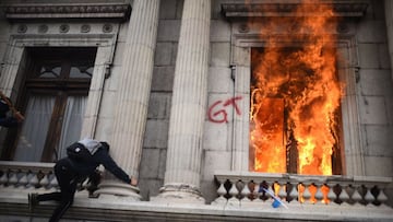 AME9877. CIUDAD DE GUATEMALA (GUATEMALA), 21/11/2020.- Manifestantes prenden fuego al Congreso de Guatemala en la Ciudad de Guatemala. 