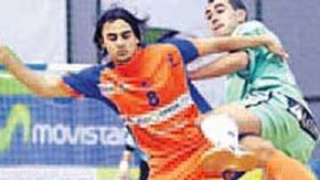 <b>CONTROLÓ INTERVIÚ. </b>Neto marcó tres goles y frenó a Parrel.