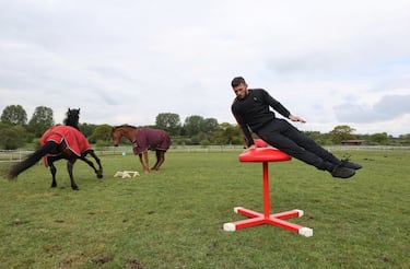 El inglés Dominick Cunningham, integrante del equipo británico de gimnasia, se ejercita en un picadero en Wallsall rodeado de unos caballos que también se están entrenando. La pandemia del COVID-19 obliga a los deportistas a aprovechar cualquier recinto para no perder la forma en estos tiempos de confinamiento.