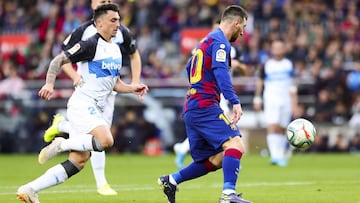 Pere Pons persigue a Messi durante el Barcelona-Alavés.