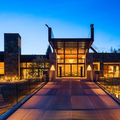 De las mansiones más lujosas de la nieve: tiene hasta un pueblo tipo Western