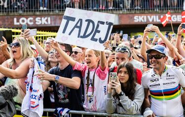 Aficionados de Tadej Pogacar tratan de llamar la atención de su ídolo.
