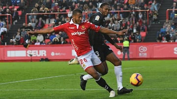 Choque entre dos jugadores durante el Nàstic - Almería.