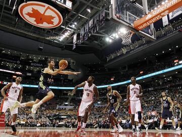 De Memphis a Toronto, de Estados Unidos a Canadá con dos días de diferencia, del 6 al 8 de octubre de 2012. En el segundo duelo de la gira norteamericana, los Raptors de Calderón ganaron por 102-95 con 10 puntos de Rudy Fernández (en la imagen) y 17 de Nikola Mirotic. El escolta lituano Martynas Pocius concluyó con 15. DeMar DeRozan, 18 en los canadienses.