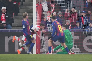 1-0. Córner que saca el Slavia, peina Thomas Holes hacia atrás y Vasil Kusej, en el segundo palo, le gana la partida a Frenkie de Jong y marca el primero para los checos.