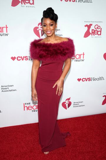 Anika Noni Rose, vestida de Catherine Regehr, en la alfombra roja del concierto Go Red for Women Red Dress Collection de la American Heart Association.