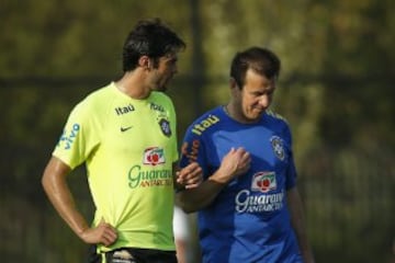 Kaka, jugador brasileño. En rigor no es su nombre, pero se hizo conocido mundialmente con ese nombre. Tiene el mismo problema que Kaladze en Latinoamérica.