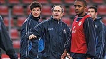 <b>EL GRAN DILEMA</b>. Javier Irureta, que tuvo anoche su primera toma de contacto con el Philips Stadium, tendrá que decidir si apuesta por una táctica conservadora contra el PSV Eindhoven o si busca un gol que casi garantizaría el pase a octavos de final.