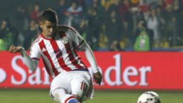 Derlis González anota el penal del triunfo para Paraguay sobre Brasil.