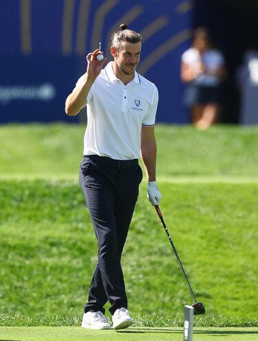 El exfutbolista galés Gareth Bale saluda a los aficionados en el primer hoyo. 