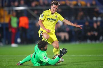 Los jugadores del Villarreal protestaron al árbitro neerlandés, Danny Makkelie, un posible penalti de Allison Becker a Giovani Lo Celso.

