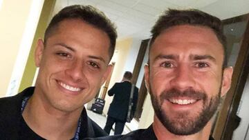 Los futbolistas mexicanos Javier Hern&aacute;ndez Chicharito y Miguel Lay&uacute;n posando juntos sonrientes.