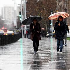 El nuevo sistema frontal extremo que llega a Chile: aire frío, lluvias y nevadas en estas 13 regiones del país