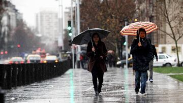 El nuevo sistema frontal extremo que llega a Chile: aire frío, lluvias y nevadas en estas 13 regiones del país
