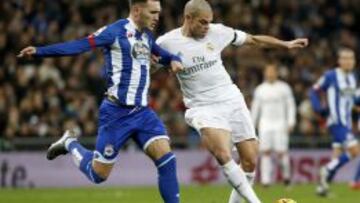 Pepe, con Lucas Pérez.