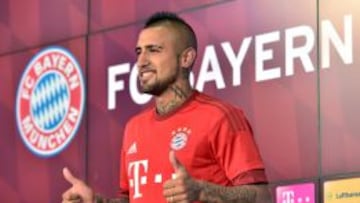 Arturo Vidal posa por primera vez con la camiseta del Bayern Munich