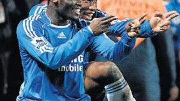 <b>NUEVA ERA. </b>Essien y Drogba, dos ejemplos del cocktail perfecto del futbolista de hoy: potencia física descomunal y sobresaliente técnica.