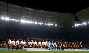 Formación de los equipos antes de que comience el partido.