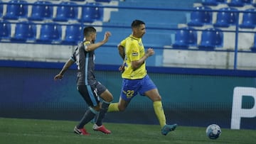 Los jugadores de Vizela y Arouca disputan un balón.