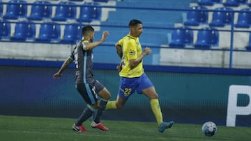 Los jugadores de Vizela y Arouca disputan un bal&oacute;n.