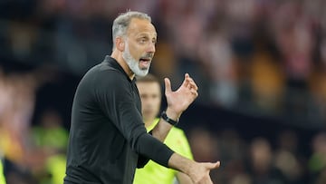 SEVILLA, 17/04/2026.- El técnico estadounidense de la Real Sociedad, Pellegrino Matarazzo, durante la final de la Copa del Rey que enfrenta a Atlético de Madrid y Real Sociedad este sábado en el estadio de La Cartuja, en Sevilla. EFE/José Manuel Vidal.