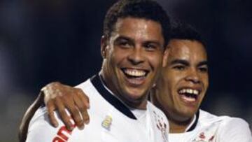 Ronaldo celebra un gol con el Corinthians