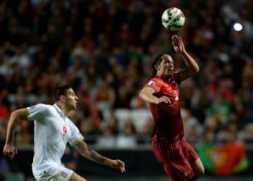 Aleksandar Mitrovic y Bruno Alves.