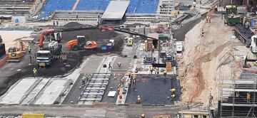 Las obras de acondicionamiento del terreno de juego del estadio Santiago Bernabéu a pocos días días de su estreno.