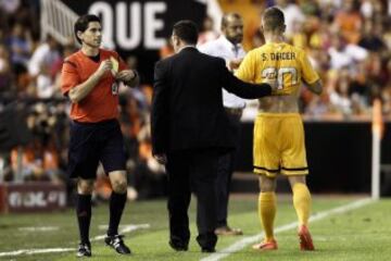El centrocampista del Málaga CF, Sergi Darder, se retira del campo tras ser expulsado con roja directa.