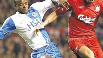 <b>INFRANQUEABLE. </b>Mokoena, a la izquierda, se anticipa a Baros, anoche en Anfield.