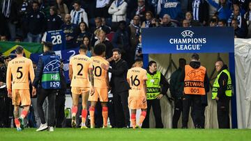 Los futbolistas del Atlético retirándose del campo en Oporto, donde se quedaron fuera de cualquier competición europea.